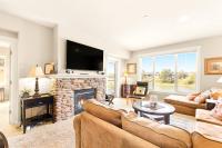 Seaside Waterfront condo walking to downtown and beach - B&B