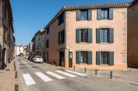 Les Gîtes de Laure - L'Or Vert, Appartement avec Vue sur le Château, Parking Privé, Climatisation, Netflix, à 160 m de la Cité Médiévale - Bed and Breakfast
