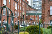 Modern Bright 3 Bedroom Apartment In Converted Brewery With Secure Undercover Gated Parking - B&B