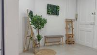 Central Studio - Bright & Modern - Private Terrace - AirCon - Near Train & Beach - Ferienwohnung