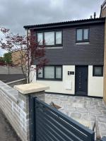 Uber Stylish 3 bedroom home off Road parking near town centre and Bike Park Wales - B&B