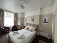 Zimmer mit Kingsize-Bett