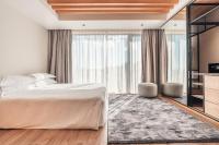 Zimmer mit Kingsize-Bett und Balkon