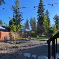 Vibrant Forest Retreat - Game Room, Spa, Fire Pit - Sleeps10 - Chambres d’hôtes Spirit Lake