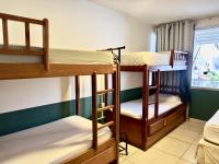 Litera en habitación compartida masculina