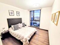 Modern Hi-rise Amazing Views, Pool & Hs Internet! - B&B