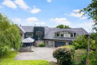 Countryside Zen Estate with Sea Views and Pool - B&B Maraetai