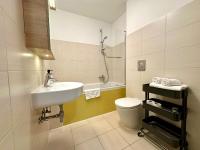 One bedroom Sunny Tallinn Street Apartment With Parking - Chambres d'hôtes Riga