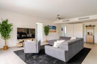Newly Built Apartment with Pool, Walk to the Beach - B&B Antibes