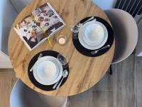 URBAN APARTMENTS Global RAFAEL - 17th Floor No 22- Air Condition - Balcony - Free Garage - Bed and Breakfast Katowice