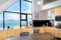 Penthouse in downtown Reykjavik with unique view - B&B Reykjavík