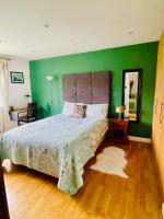 Habitación con cama extragrande y vistas al jardín