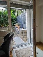 Cozy Terrace Studio near Düsseldorf Messe-Fair & Airport I 15 Min - B&B