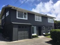 Modern, sunny, family home minutes from the city - B&B Wellington