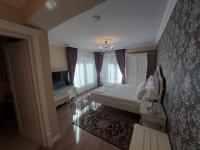 Zimmer mit Kingsize-Bett und Bergblick