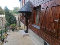 Le Petit Chalet -Appartement proche de la vieille ville , du centre ville et du Tram- PETIT DEJEUNER OFFERT - B&B