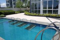 High Ceiling Home by the Pool with Wi-Fi and Netflix - B&B