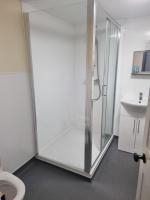 Familienzimmer mit Dusche