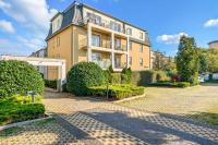 Sunny Apartment with Parking on the Green and Friendly Estate by Noclegi Renters - Chambres d'hôtes Sopot