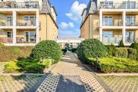 Sunny Apartment with Parking on the Green and Friendly Estate by Noclegi Renters - Chambres d'hôtes Sopot