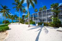 Pools of the Kai 6 - Beachfront Condo with Private Pool Atrium, Modern Kitchen, and Outdoor Grill - Chambres d’hôtes