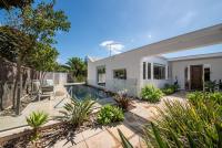 Skomer House Portsea with gas heated pool. Steps to beach and Portsea Pub - B&B Paradise