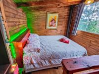 Habitación con cama grande y balcón