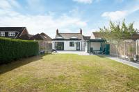Stunning Family Bungalow With Private Parking - Chambres d’hôtes