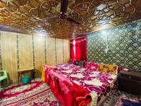 Island hotel and homestay - B&B Srinagar