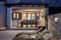 Villa Solis - new private pool villa, 4 bedrooms, near Pula & beaches - Chambres d'hôtes Šegotići
