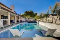Plush Las Vegas Retreat 5 min from Strip - B&B