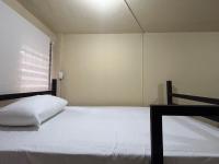 Einzelbett im Schlafsaal für Männer mit Gemeinschaftsbad