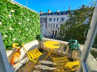 Charming Home with Private Balcony, on 1st floor, with 2 Bathrooms, 3 min walk to Earl's Court Station - B&B London