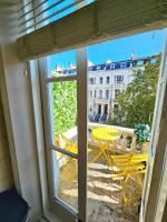 Charming Home with Private Balcony, on 1st floor, with 2 Bathrooms, 3 min walk to Earl's Court Station - Chambres d'hôtes Londres