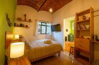 chill green beautiful downtown area TV good Wifi - Bed and Breakfast