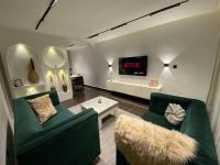 Stylish and Comfy 2 BR Apartment - Perfect for Families with PS5 - Chambres d'hôtes Lagos