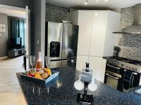 Fully modernised house, sleeps 8, - B&B Bridgend