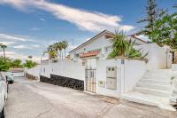 Family Villa with Terrace, Hot Tub, AC, Pool, View and Grill in Chayofa - Chambres d'hôtes Chayofa