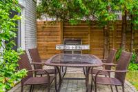 Glengarry Haus Spacious 2BR Home Away From Home - B&B