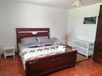 Zimmer mit Queensize-Bett und Gartenblick