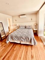 Estudio con vista parcial al mar