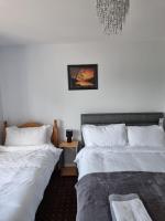 3 Bedrooms - Sleep 7 - Garden - Private Parking - B&B