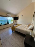 Zimmer mit Kingsize-Bett und Seeblick