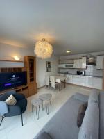 One-Bedroom Apartment with Mountain View