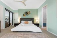Family home with pool - 2 mins to beach & playground - Ferienwohnung