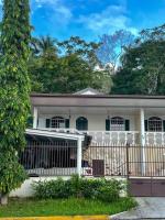 Cozy 3BR Home in Ancon Hill's Lush Oasis - Bed and Breakfast Panama-stad