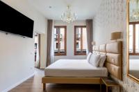 Medium Room - Canal View
