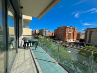 Spacious 4BR Family Apartment with Pool & Parking in Lloret de Mar - Chambres d'hôtes Lloret de Mar