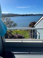 Aloha Cottage, Nanoose Bay - 2 Bdrm Oceanfront Unit with Private Deck - B&B