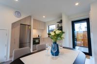 Modern 2 Bedroom Townhouse in CBD With Parking! Sleeps 5 - B&B Christchurch